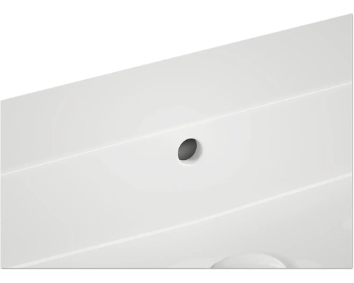 Detail umyvadla s otvorem pro baterii.