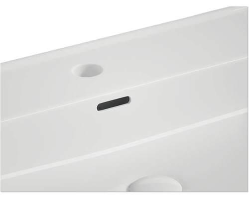 Detailní pohled na umyvadlo s přepadem a otvorem pro kohoutek