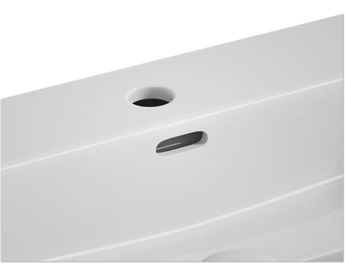 Detail umyvadla s otvorem pro baterii a přepadem