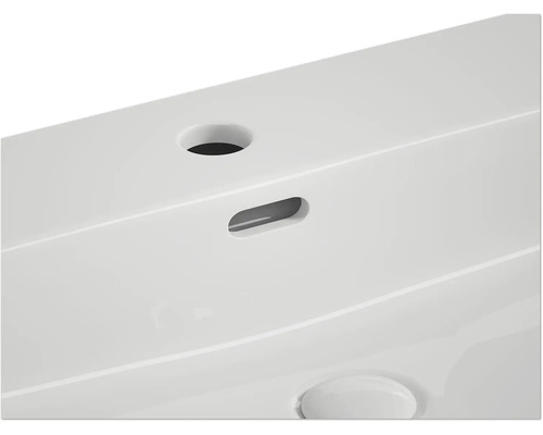 Detailní pohled na umyvadlo s otvorem pro kohoutek a přepadem