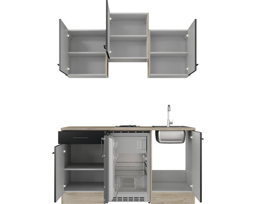 Venkovní kuchyně s dřezem, lednicí a úložným prostorem ve skříňkách