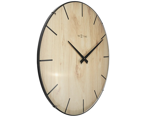 Nástěnné hodiny s dekorem dřeva a černým rámem