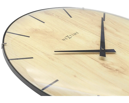 Detailní záběr nástěnných hodin Nextime s dřevěným dekorem a černými ručičkami.