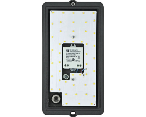 Detailní pohled na LED svítidlo s viditelnými LED a napájecím zdrojem