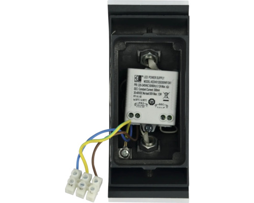 Detailní záběr napájecího zdroje LED v pouzdru s elektrickými přípojkami