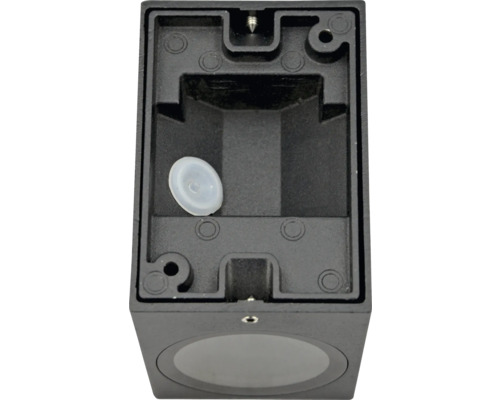 Vnitřní pohled na černé venkovní svítidlo