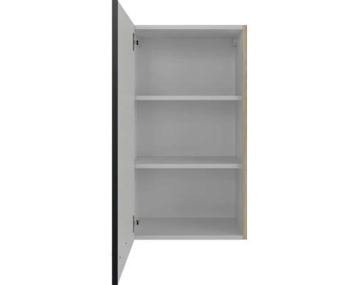 Otevřená závěsná skříňka se třemi policemi