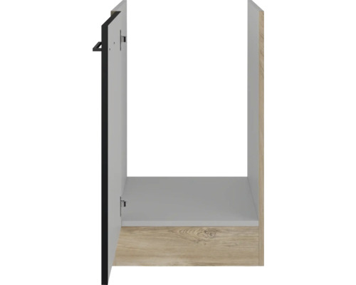 Kuchyňská spodní skříňka s otevřenými dvířky a policí