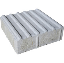 Betonová dlažební kostka s rýhovaným povrchem