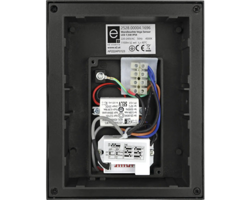 Vnitřní pohled na LED nástěnné svítidlo Vega Sensor s elektrickými přípojkami a ovládacími prvky.