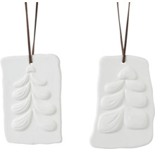 Dva bílé keramické vánoční stromky s hnědou šňůrkou