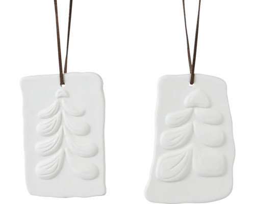 Ozdoba porcelánová Dva bílé keramické vánoční stromky s hnědou šňůrkou