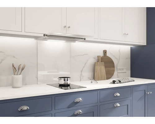 Moderní kuchyně s bílými závěsnými skříňkami a odsavačem par nad varnou deskou