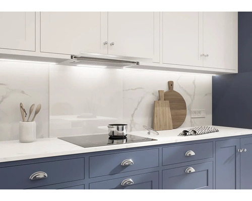 Kuchyňská scéna s kuchyňským nábytkem, digestoří a varnou deskou