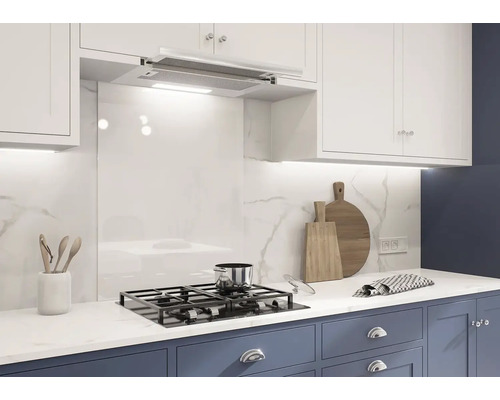 Kuchyňská scéna s dřezem, sporákem a pracovní deskou