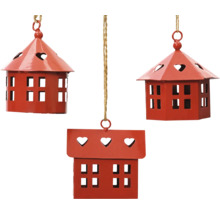 Tři závěsné dekorativní lucerny ve tvaru domu se srdíčky.