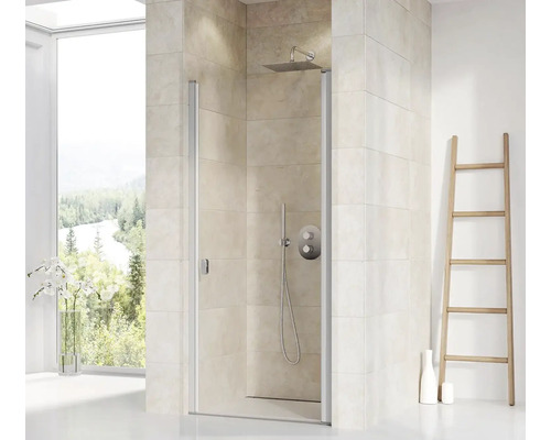 Koupelna se sprchou, sprchovou zástěnou a dřevěným žebříkem