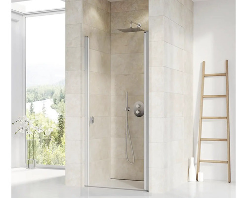 Sprchový kout se sprchovou hlavicí a baterií ve světlé koupelně.