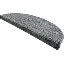 Šedý koberec na schody