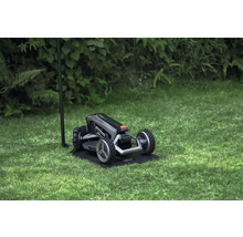 Robotická sekačka na trávníku v zahradě