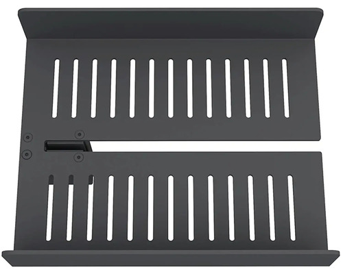 Černé regály na dřevo s otvory pro skladování palivového dřeva.