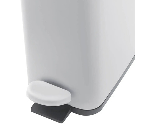 Detail nožního odpadkového koše s pedálem