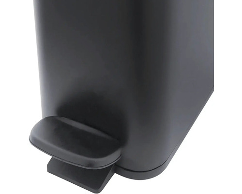 Detail pedálového odpadkového koše s pedálem