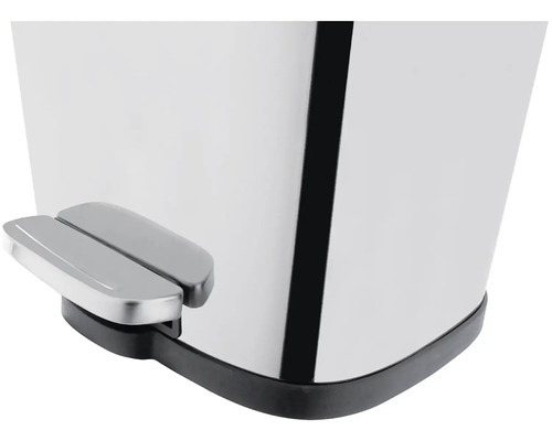 Detailní záběr ocelového pedálového koše s nožním pedálem