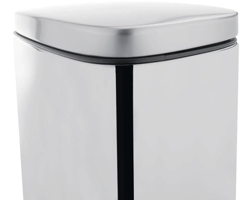 Detail obdélníkového kovového odpadkového koše s pedálem