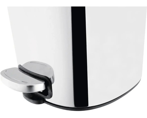 Detailní pohled na kovový nožní pedál odpadkového koše