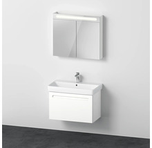 Koupelna s umyvadlovou skříňkou, umyvadlem a zrcadlovou skříňkou s osvětlením