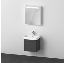 Koupelna s umyvadlovou skříňkou, umyvadlem a zrcadlovou skříňkou s osvětlením