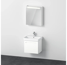 Umyvadlo s umyvadlovou skříňkou a zrcadlová skříňka s osvětlením v koupelně