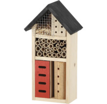 Dřevěný hmyzí hotel s různými výplňovými materiály na podporu biodiverzity v zahradě