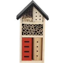 Hmyzí hotel z dřeva s různými výplňovými materiály