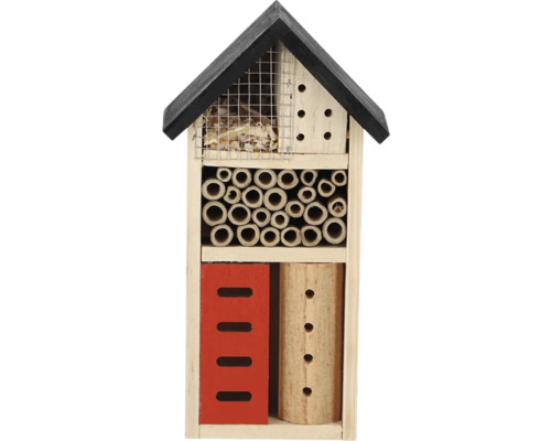 Hmyzí hotel z dřeva s různými výplňovými materiály