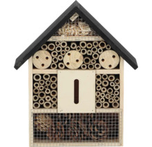 Hmyzí hotel ze dřeva s různými výplňovými materiály, jako je bambus a dřevitá vlna