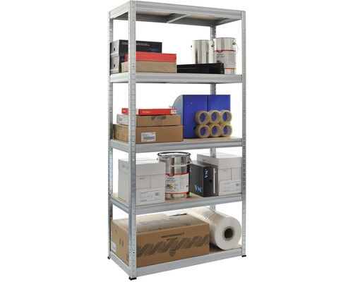 Regál s pěti policemi a skladovaným zbožím