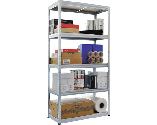 Regál s pěti policemi a různými předměty