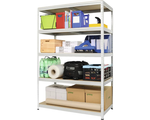 Regál s pěti policemi, vyplněný různými předměty, jako jsou krabice, pořadače a lahve