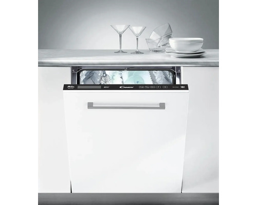 Otevřená myčka s čistými sklenicemi a nádobím na kuchyňské lince