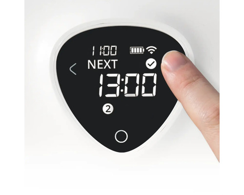 Displej elektronického zařízení s prstem dotýkajícím se tlačítka