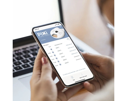 Osoba ovládá aplikaci pro podavač krmiva na smartphonu.