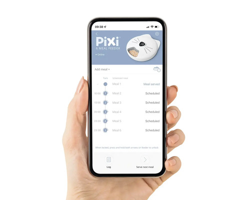 Chytrý telefon s uživatelským rozhraním aplikace pro ovládání automatického podavače krmiva pro zvířata