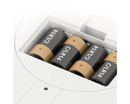 Čtyři baterie C LR14 v prostoru pro baterie