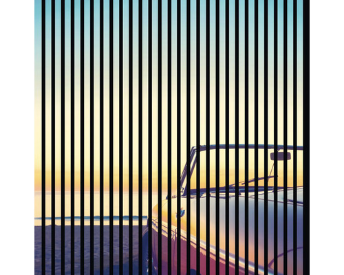 Designový akustický panel DIGI02K 19x1133x1195 mm Auto stojí na pláži za černými pruhy