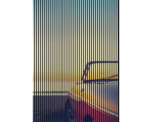 Designový akustický panel DIGI02K 19x1693x2400 mm Abstraktní obraz s autem v popředí a svislými pruhy