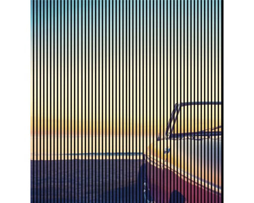 Designový akustický panel DIGI02K 19x2253x2400 mm Pláž při západu slunce za svisle pruhovaným vzorem.