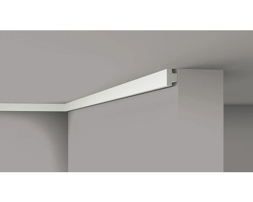 Stropní lišta z plastu instalovaná v místnosti