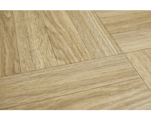 Detail laminátové podlahy se vzhledem dřeva.